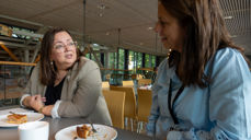 - Vi trenger mer åpenhet og fokus på forebygging av selvmord, sier daglig leder Jannike Bostad i Kirkens SOS når hun møter kirkefagsjef Aud Kristin Saltvik Aasen til en caféprat om selvmordsforebygging (Foto: Magne Vik Ravndal)