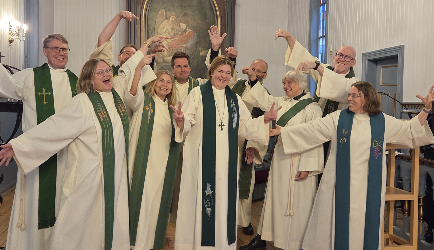 Prost Kristine Setran omkranset av prestene hun nå skal lede i Stjørdal prosti. 