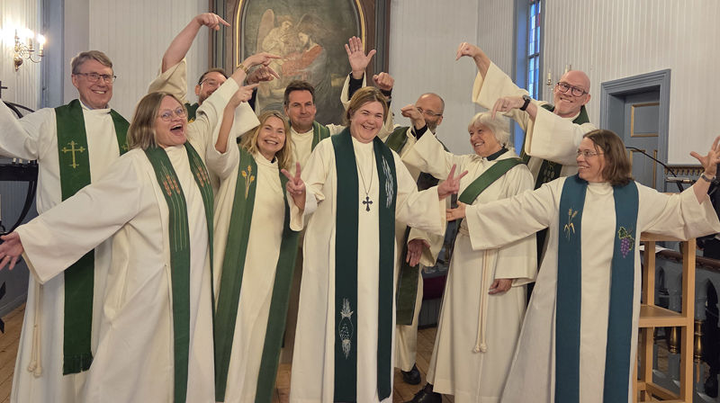 Prost Kristine Setran omkranset av prestene hun nå skal lede i Stjørdal prosti.