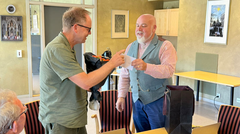 Gunnar Winther (t.v) trer ut av lederrollen i Nidaros bispedømmeråd, og Jon Fredrik Skauge (t.h) tar over. (Foto: Aud Kristin Saltvik Aasen)