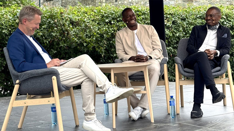 Programleder Magne Vik Ravndal (f.v), Mushaga Bakenga og Leon Bafondoko på scenen i Kirkehagen under Olavsfest.