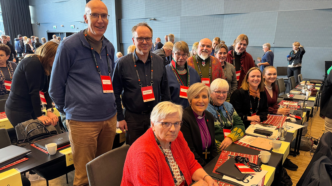 «Nidaros-benken» under årets Kirkemøte i Trondheim. Bak fra venstre: Magne Bergslid, Gunnar Winther (bispedømmerådsleder), Bjørn Thomas Åhren, Jon Fredrik Skauge, Ingrid Meslo og Kristine Setran. Foran fra venstre: Randi Sollie Denstad, biskop Herborg Finnset, Kjersti Ngozi Furuseth, Agnes Sofie Engen Gjeset og Sofie Marcelie Hopshaug-Bakke. (Foto: Magne Vik Ravndal)