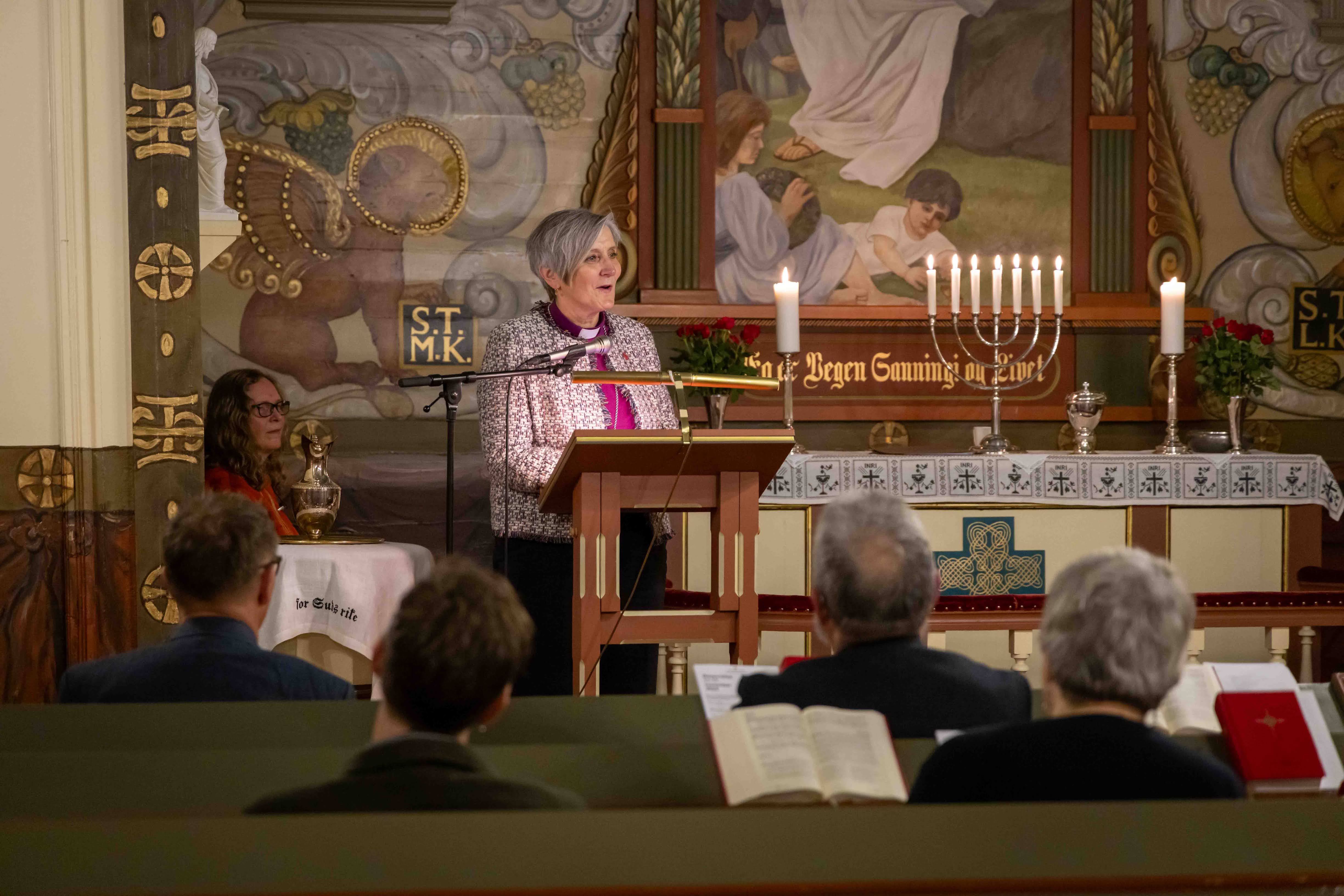 Biskopen hilser menigheten i Storfosna kirke mandag denne uken.