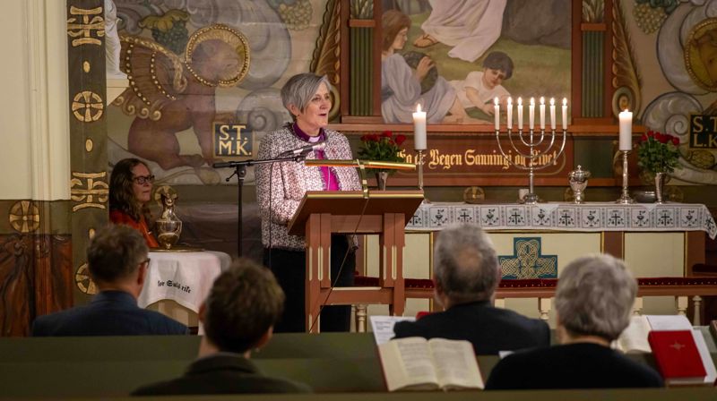 Biskopen hilser menigheten i Storfosna kirke mandag denne uken.