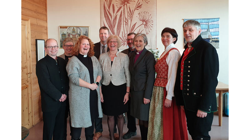 Biskop Herborg Finnset sammen med Mære menighetsråd. (Alle foto: Inge Torset)