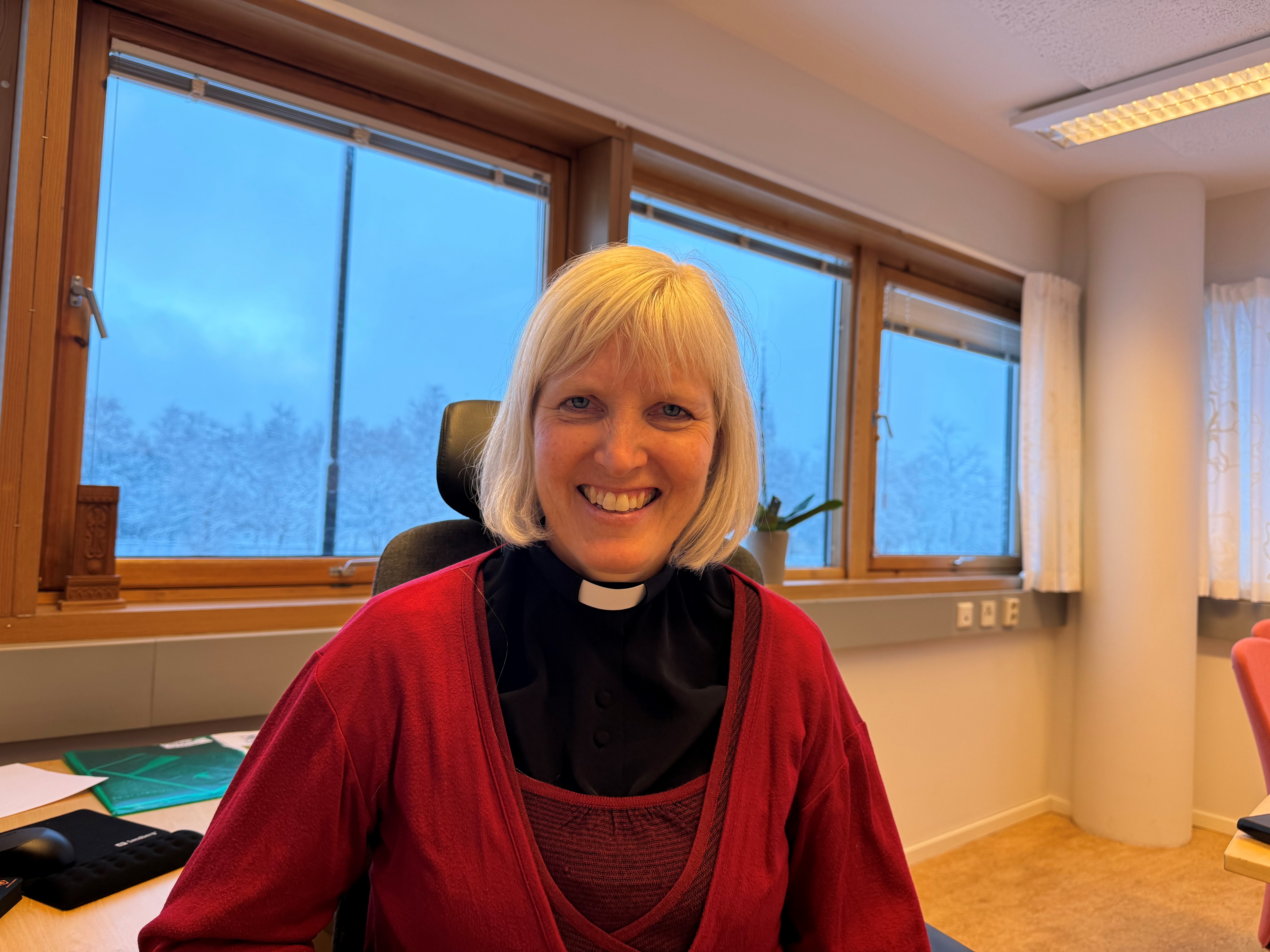 Bodil Slørdal er ny prost i Trondheim prosti. Hun kommer fra stillingen som leder i Kirkens SOS i Trøndelag. Her sitter hun på sitt nye kontor på Moholt.