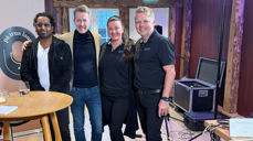 Klar til opptak på Onsøyen gård på Byneset. Fra venstre samtalegjest Chand Thorsvik, programleder Magne Vik Ravndal og gårdsdriverne Gunhild og Roland Onsøyen Johansen. (Foto: Siri Garnes Lien)