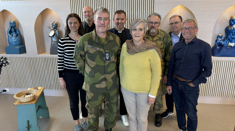 Deltagere under samarbeidsmøtet på Ørland flystasjon. Foran fra venstre: Sjefssersjant Stig Snekvik og biskop Herborg Finnset. Bak fra venstre: Aud Kristin Saltvik Aasen, Håkon Daniel Beyer Olaussen, Steinar Leirvik, Sverre Stai, Geir Olav Kjøsnes og Steinar Skomedal (Foto: Magne Vik Ravndal)