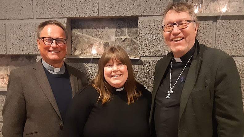 Prestene i Orkdal tok imot hele landet til TV-gudstjenester på NRK denne påsken. Fra venstre: Lars Sperre (palmesøndag), Marita Hammervik-Owen (langfredag og 1. påskedag) og Dagfinn Thomassen (1. påskedag)