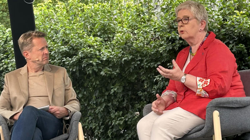 Humøret var på plass da programleder  Magne Vik Ravndal møtte Siri Sunde til samtale på scenen under Olavsfest.