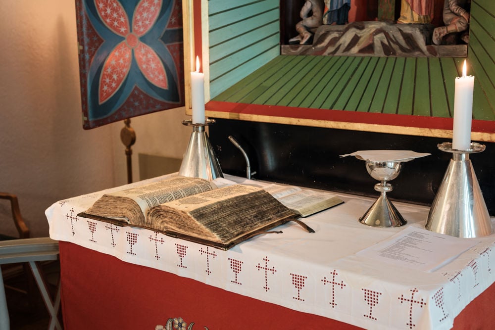 Fredrik den IIs bibel fra 1589 som ble reddet da Kjøllefjord kirken ble brent ned under 2. verdens krig, ligger i dag på alteret, 75 år etter gjenreisingen. Foto: Astrid Helene Thue Hanssen.