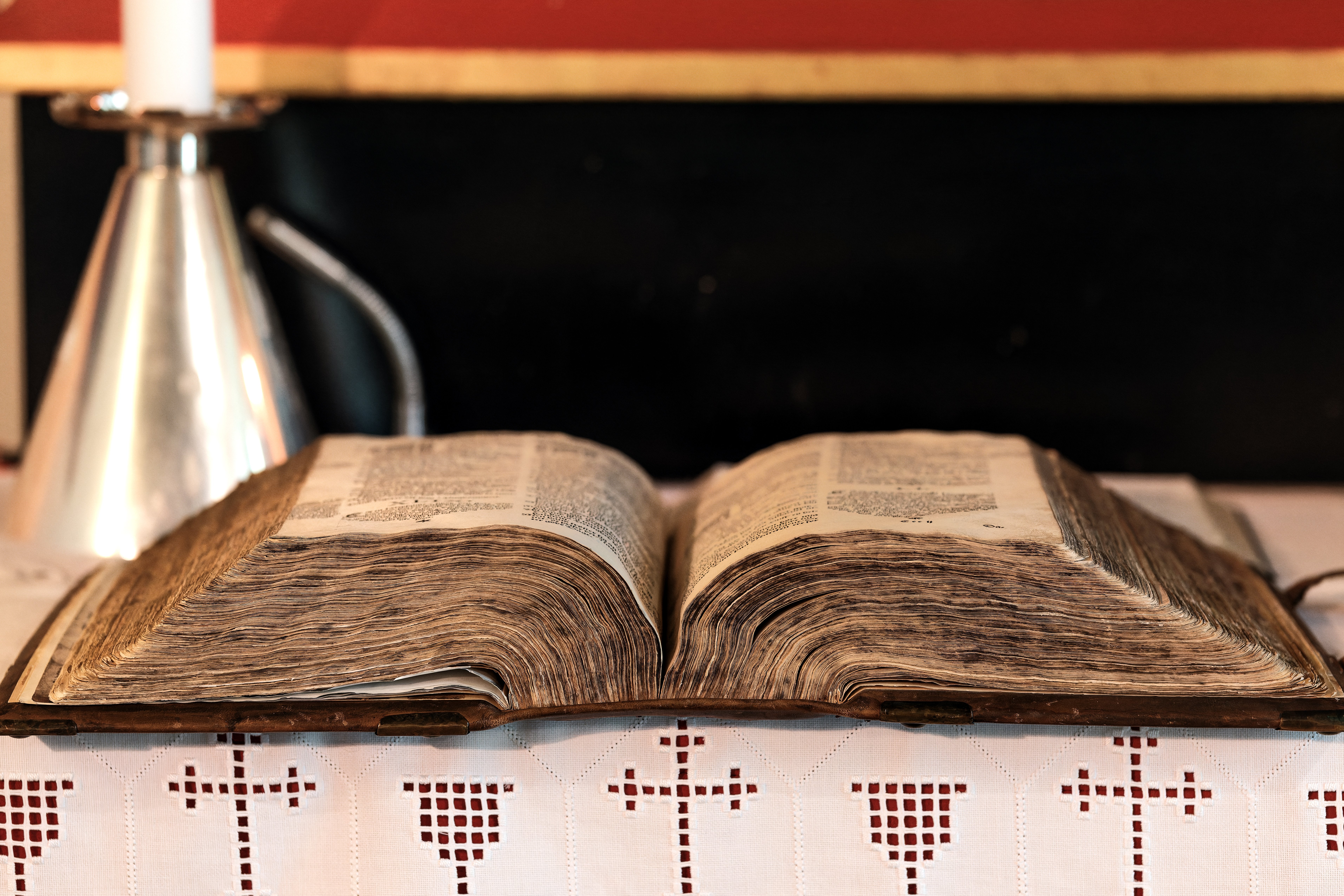 Fredrik den IIs bibel fra 1589 ble reddet da Kjøllefjord kirken ble brent ned under 2. verdens krig, ligger i dag på alteret, 75 år etter gjenreisingen. Foto: Astrid Helene Thue Hanssen.