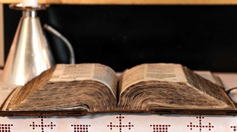 Fredrik den IIs bibel fra 1589 ble reddet da Kjøllefjord kirken ble brent ned under 2. verdens krig, ligger i dag på alteret, 75 år etter gjenreisingen. Foto: Astrid Helene Thue Hanssen.