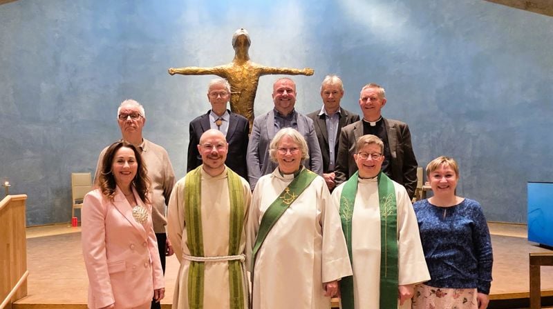 Oddhild sammen med sokneprest Daniel Brändle, Stiftsdirektør Anne Skoglund og øvrige medvirkende på avskjedsgudstjenesten. Foto: Silje Johnsen/Den Norske kirke