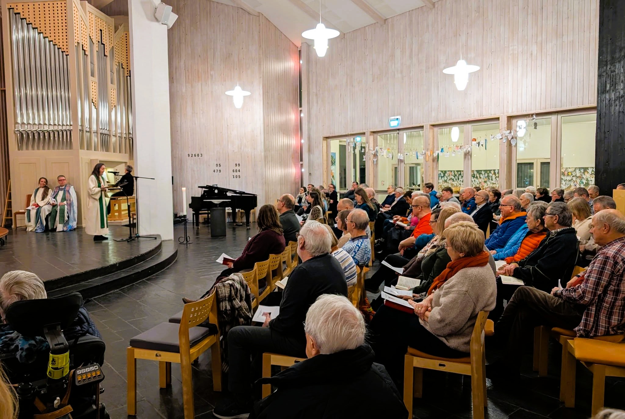 Gudstjeneste i Kanebogen kirke under biskop Stig Lægdenes prosti besøk. Foto: Den norske kirke.