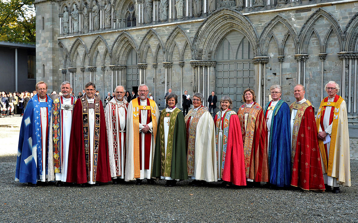  Fra innsettelsen av preses Helga Haugland Byfuglien i Nidarosdomen i 2011. Vi ser bispekåpene til (fv) Bjørgvin, Stavanger, Nidaros, Nord-Hålogaland, Oslo, preses, Hamar, Tunsberg, Møre, Sør-Hålogaland, Agder og Telemark og Borg.