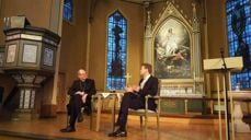 Advokat og tidligere ordfører Jens Johan Hjort var respondent på biskopens årstale. Her i samtale med biskopen.
