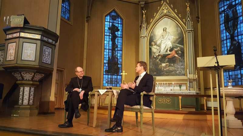 Advokat og tidligere ordfører Jens Johan Hjort var respondent på biskopens årstale. Her i samtale med biskopen.