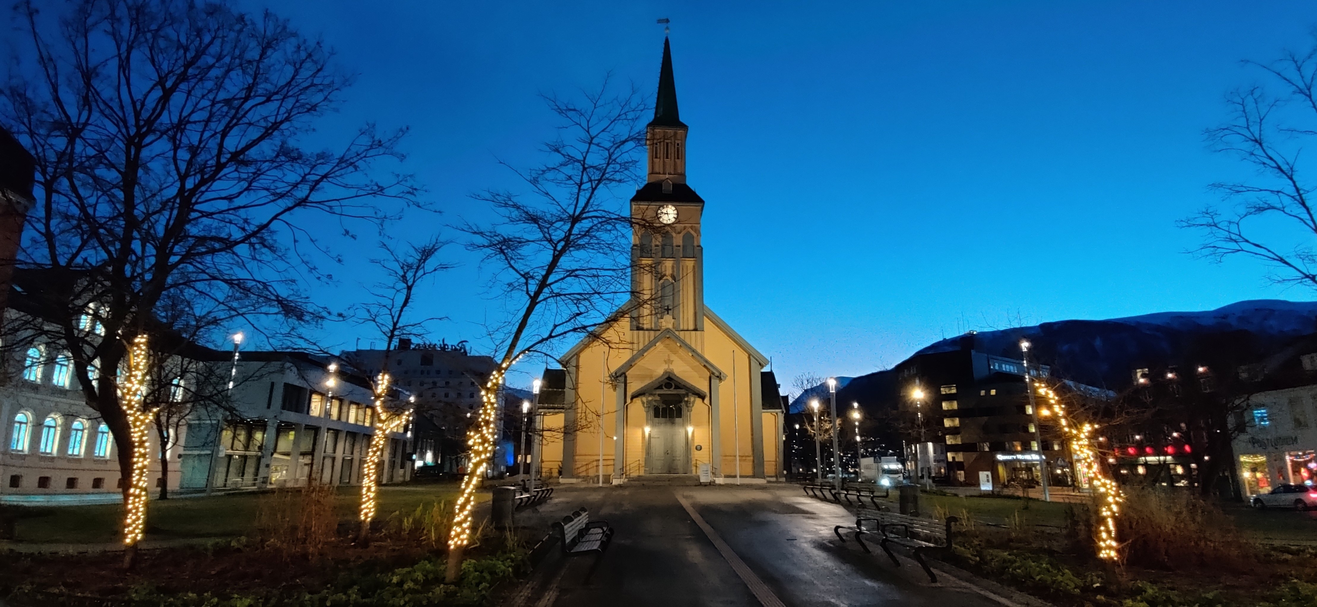 Seks søker Domproststillingen i Tromsø