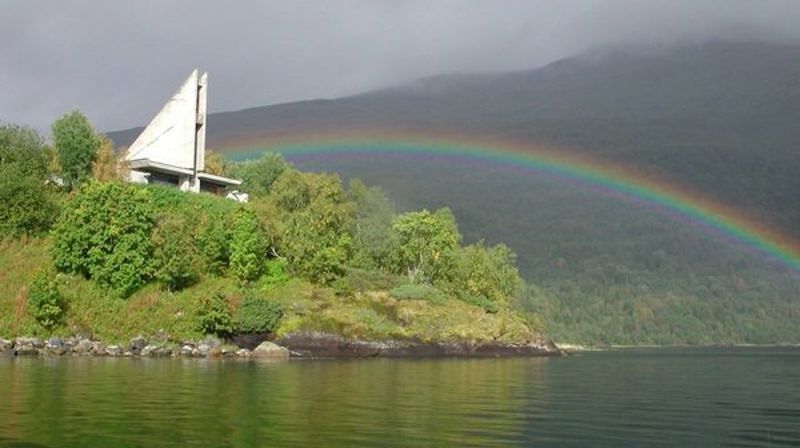 Gratangen kirke er en av kirkene som trenger prest. Foto: Gratangen kommune. Brukt med tillatelse