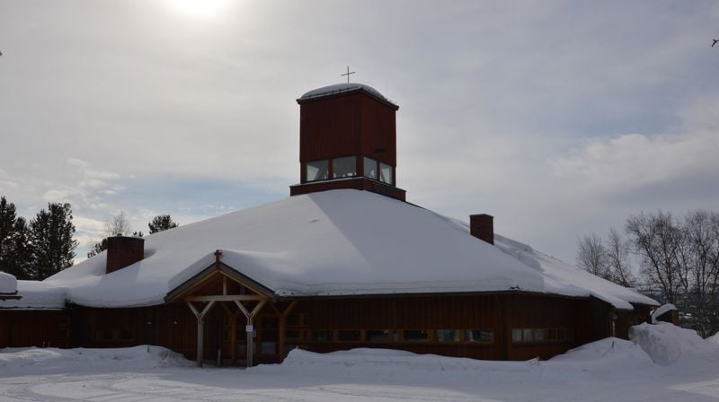 Karasjok kirke. Bildet er hentet fra Wikimedia Commons. Fotograf: Illustratedjc. CC BY-SA 3.0