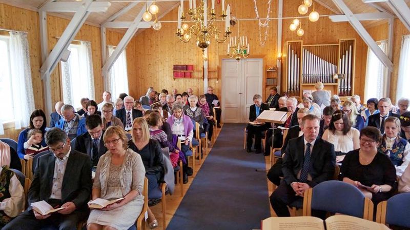 1. pinsedag feiret Mefjordvær kjerke 100-års jubileum