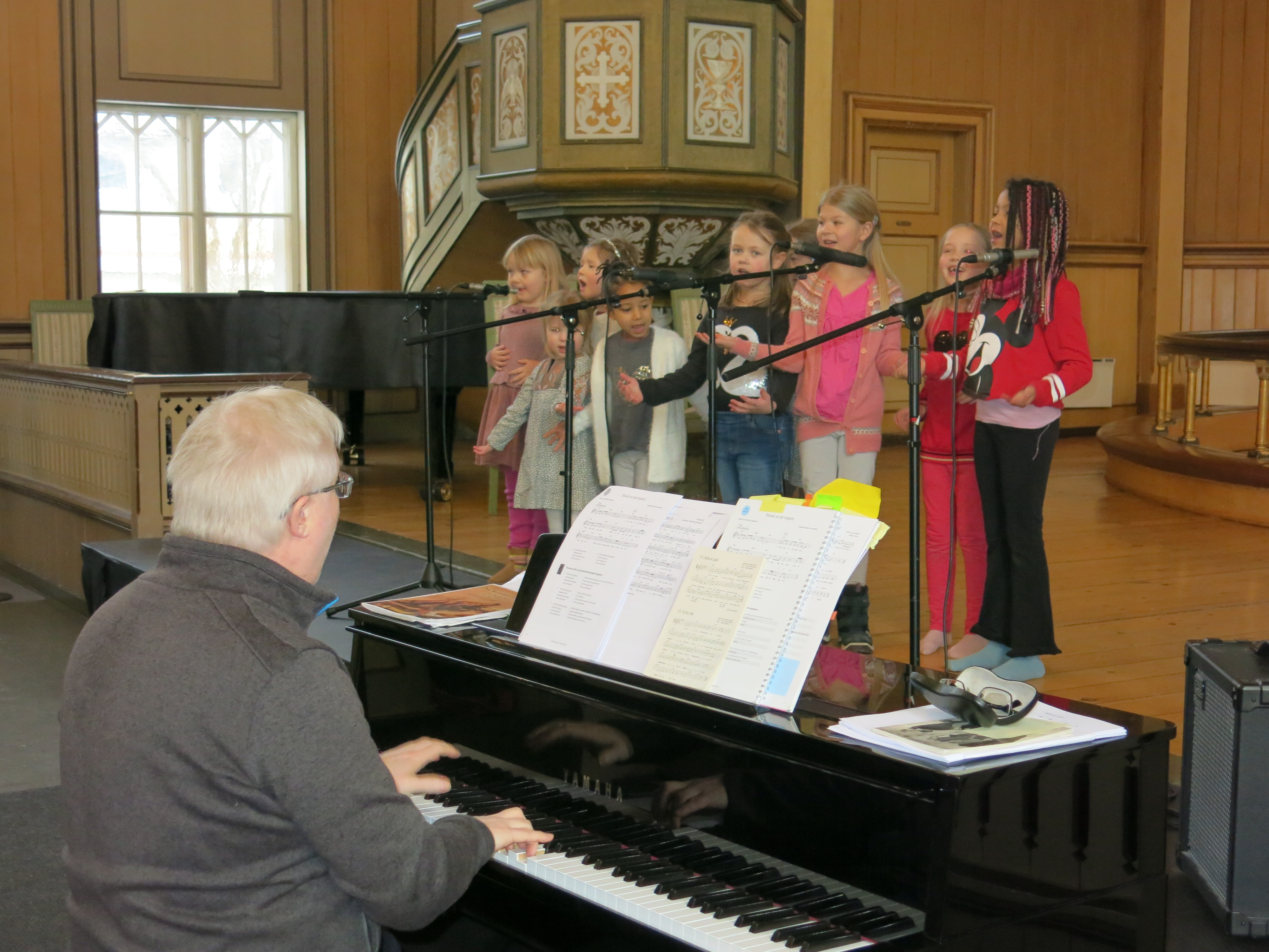 Elverhøy barnekor og knøttekor deltok i solkafeens program ledet av kantor Erlend Karlsen