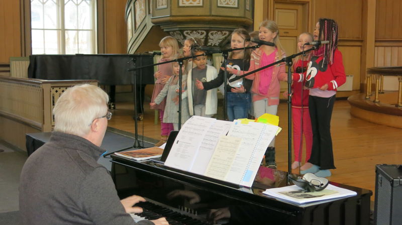 Elverhøy barnekor og knøttekor deltok i solkafeens program ledet av kantor Erlend Karlsen