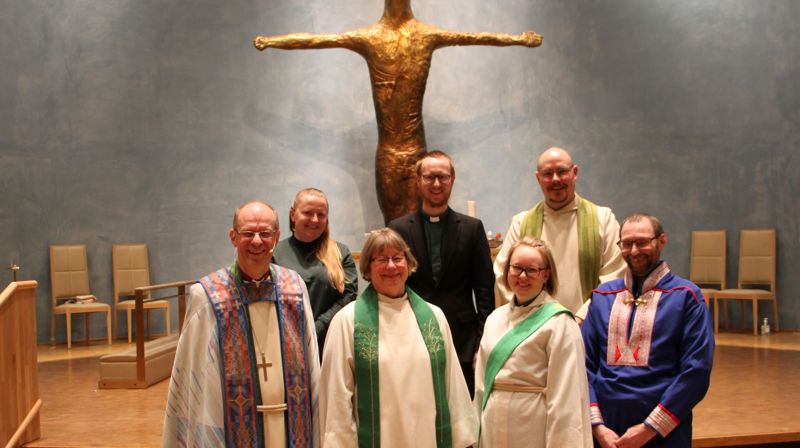 De medvirkende ved gudstjenesten: foran f.v. Biskop Olav Øygard, Stiftsdirektør/tidl prost Anne Skoglund, diakon Magnhild N. Andersen, kirketjener Klemet A. Gaup.  Bak f.v. kirketjener Linda Noble, kantor Knut N. Stavseth og fung. Prost Daniel Brändle.