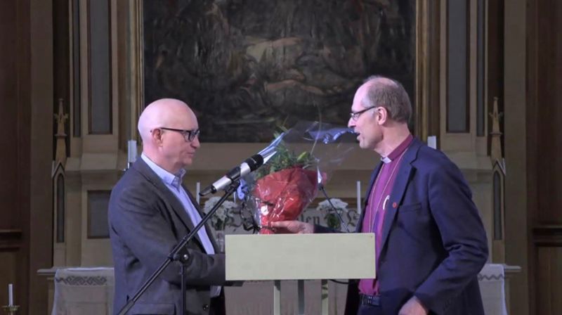 Biskop Olav Øygard takker Stenersen for tjenesten