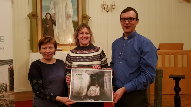 Geir Arne Solum som er sokneprest i alle menighetene, sammen med menighetsrådslederne Ann Mari Thomassen fra Tovik menighet og Eirin Simonsen fra Astafjord menighet. Foto: Grethe Raddum. Areopagos
