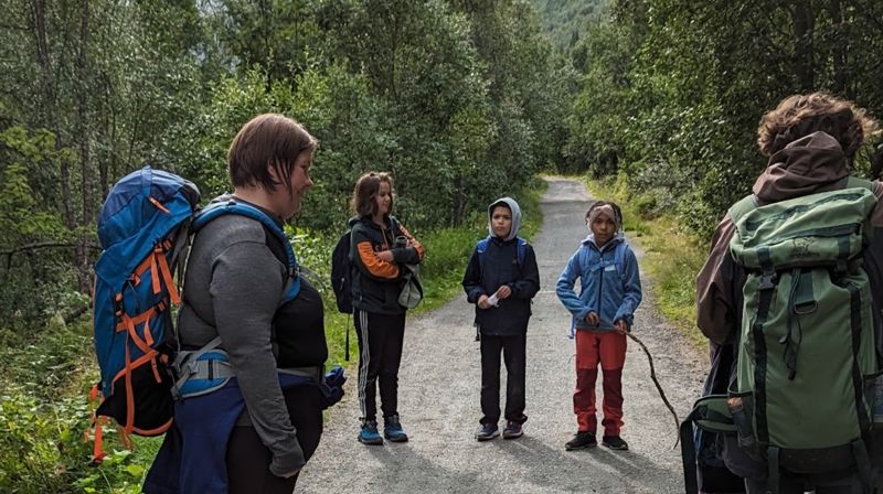 Trosopplærer Ellen Kristoffersen på tur med barna fra Tromsøysund menighet. Foto: Rodmire Taylor-Smith Larsen