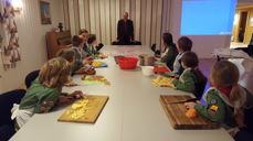 Biskopen på besøk hos speidergruppa. Suppe blir forbredt.