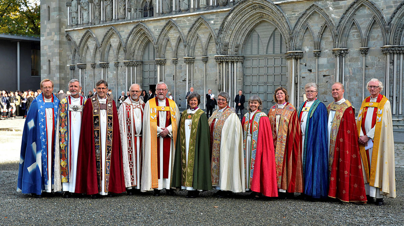 Fra innsettelsen av preses Helga Haugland Byfuglien i Nidarosdomen i 2011. Vi ser bispekåpene til (fv) Bjørgvin, Stavanger, Nidaros, Nord-Hålogaland, Oslo, preses, Hamar, Tunsberg, Møre, Sør-Hålogaland, Agder og Telemark og Borg.