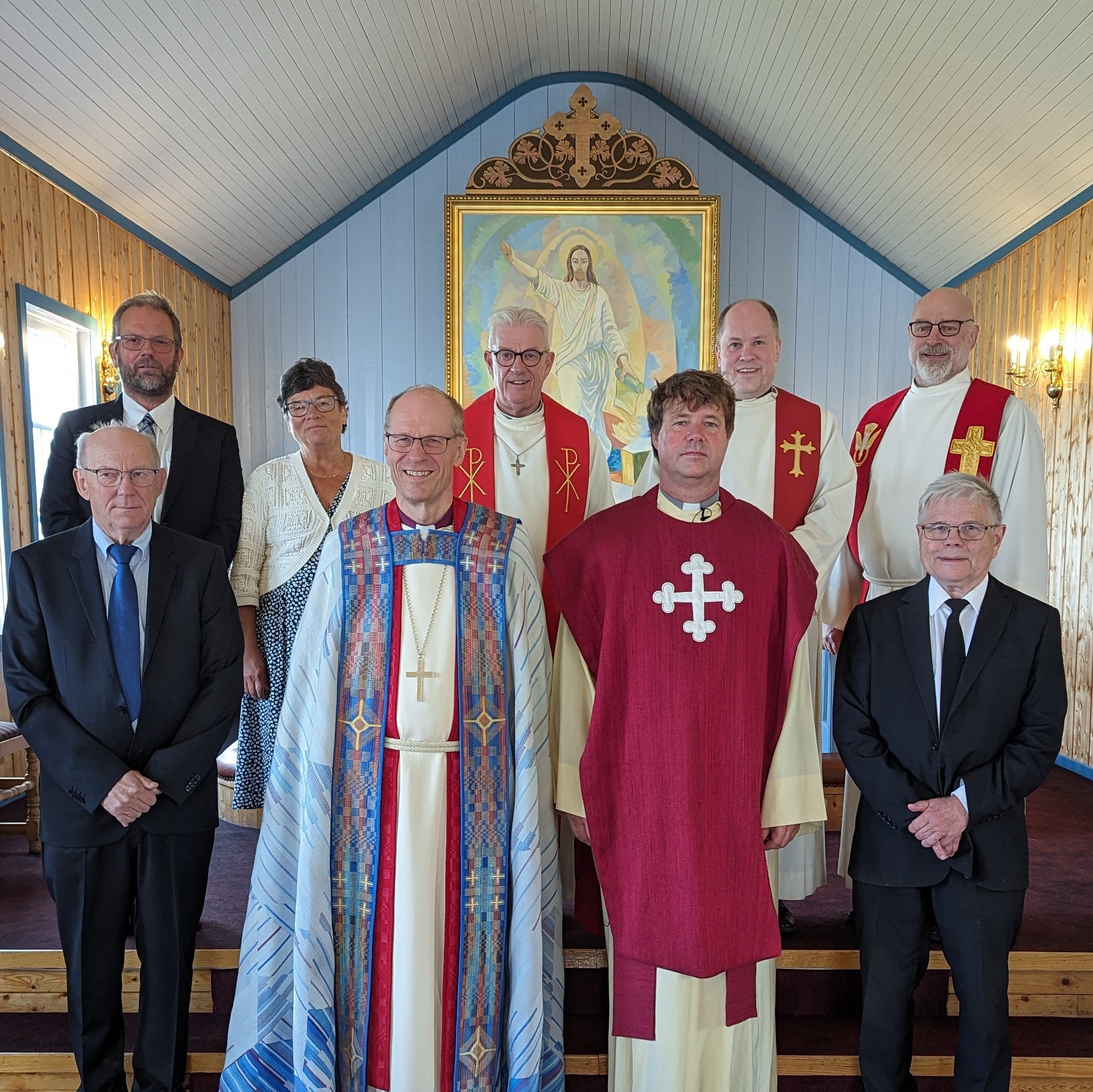 Bak fra venstre: Kirketjener Svenn Ivar Isaksen, menighetsråd nesteleder Jenny Sofie Fyhn Olsen, Prost Svenn Arne Nielsen, senterleder KUN Bernd Krupka, sokneprest i Skjervøy Einar Tesdal. Foran fra venstre: Menighetsrådleder Karstein Mortensen, Biskop Olav Øygard, sokneprest Jesper James Alvær, organist Saxe Olav Edvardsen. Foto: Rodmire Taylor-Smith Larsen