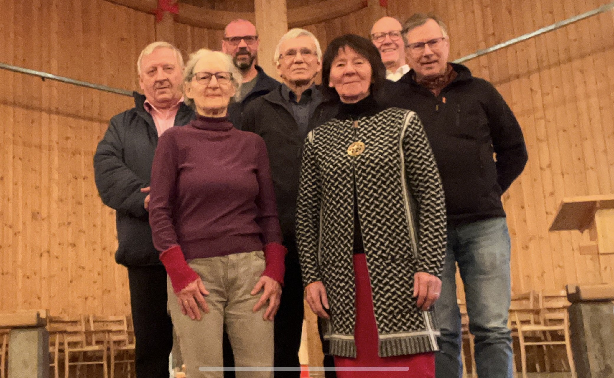 Kulturrådgiver Ivar Jarle Eliassen, og rådgiver/prest i nordsamisk område Karl Yngve Bergkåsa fra bispedømmekontoret i Tromsø sammen med kursdeltakere. Foto: Ivar Jarle Eliassen.