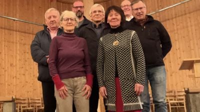 Kulturrådgiver Ivar Jarle Eliassen, og rådgiver/prest i nordsamisk område Karl Yngve Bergkåsa fra bispedømmekontoret i Tromsø sammen med kursdeltakere. Foto: Ivar Jarle Eliassen.