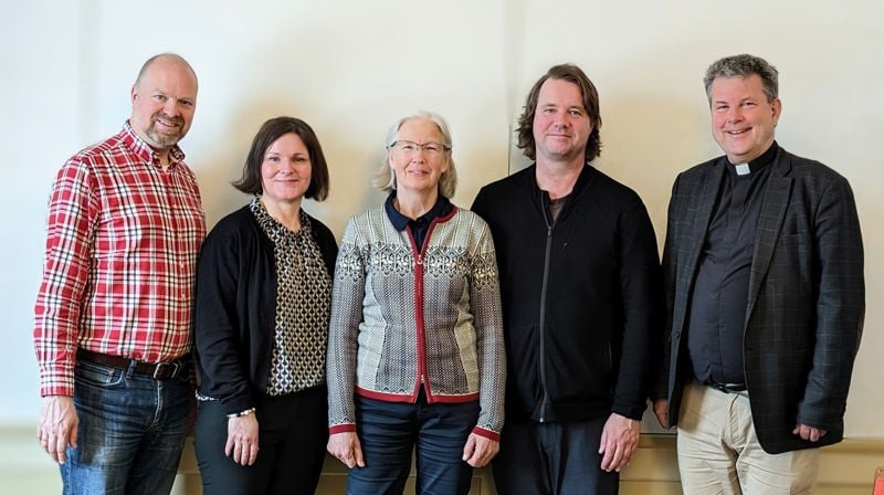 Fra venstre: Rådgiver teologi Jon Marius Kobro Hammer, May-Brit Lund, Turid Ekeland, Jesper Alvær og fungerende biskop Stig Lægdene. Foto: Rodmire Larsen