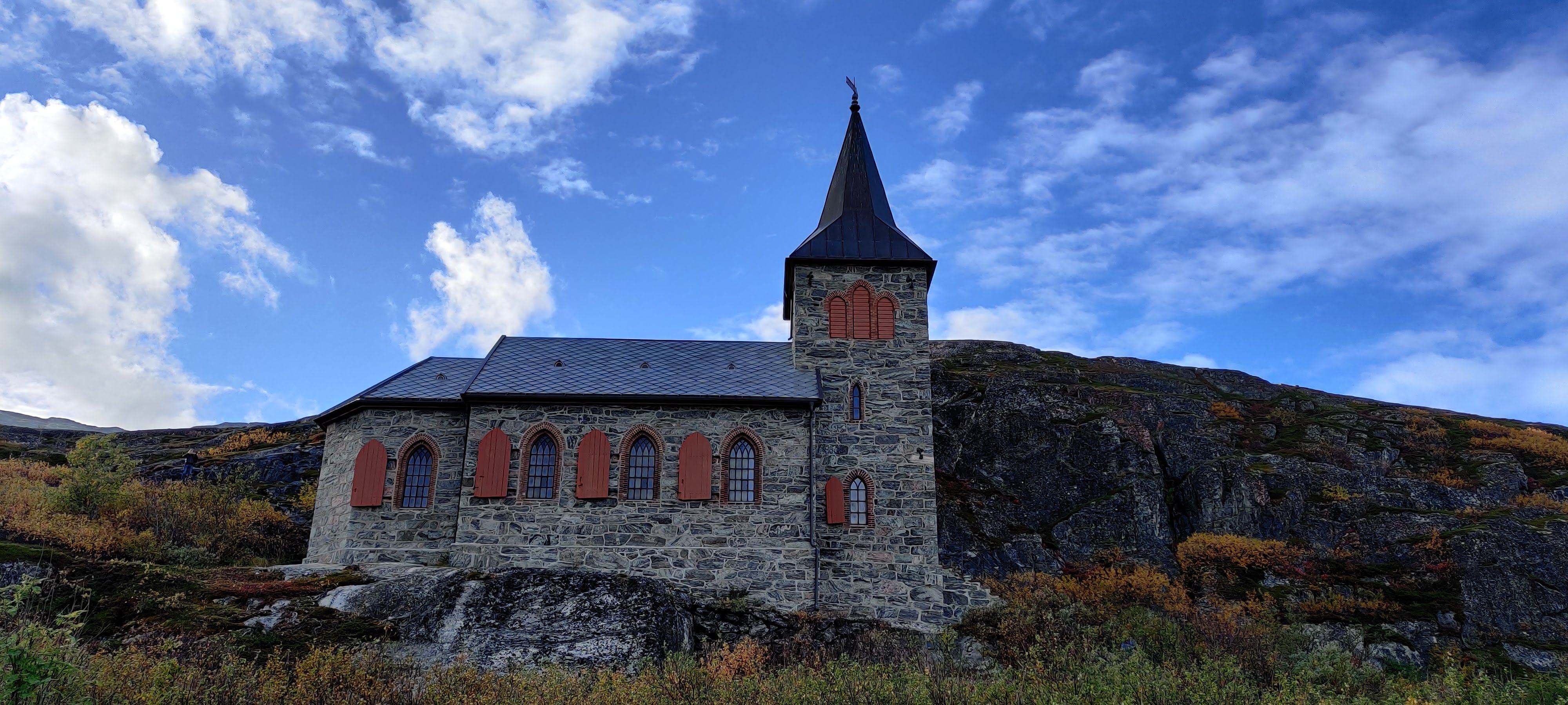 Hva med å bli sokneprest i denne flotte kirken helt på grensen til Russland? Det er en av kirkene soknepresten i Sør-Varanger er prest i.