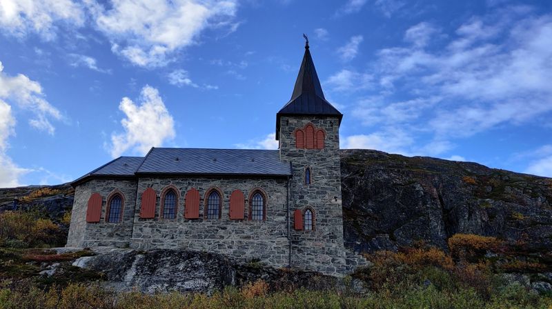 Hva med å bli sokneprest i denne flotte kirken helt på grensen til Russland? Det er en av kirkene soknepresten i Sør-Varanger er prest i.