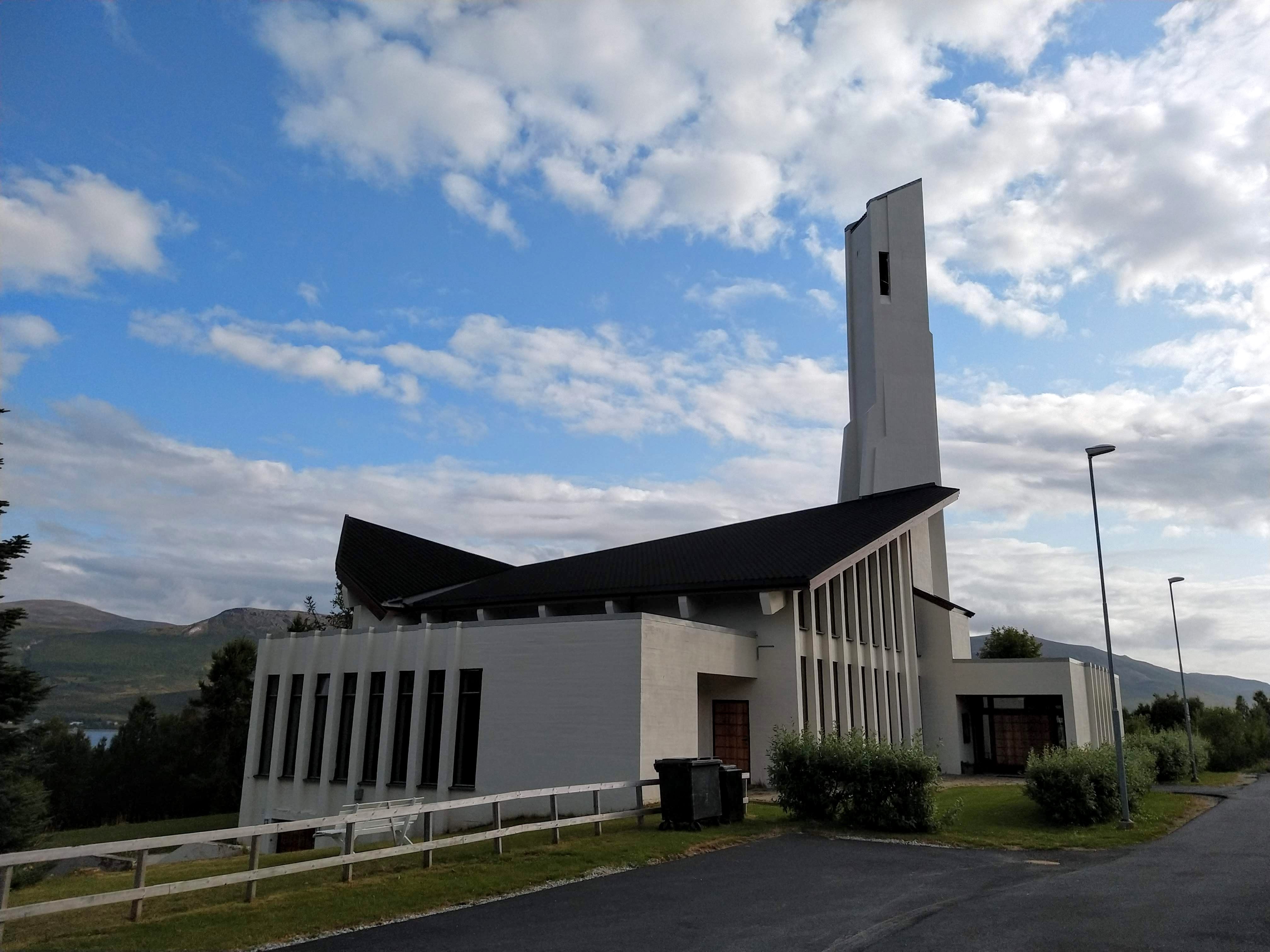 Ringvassøy kirke på Hansnes. Dette er hovedkirken for soknepresten i Karlsøy