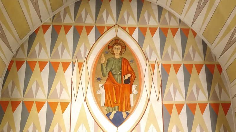 Den nye soknepresten i Vadsø vil få gleden av å stå for alteret under denne alterveggen