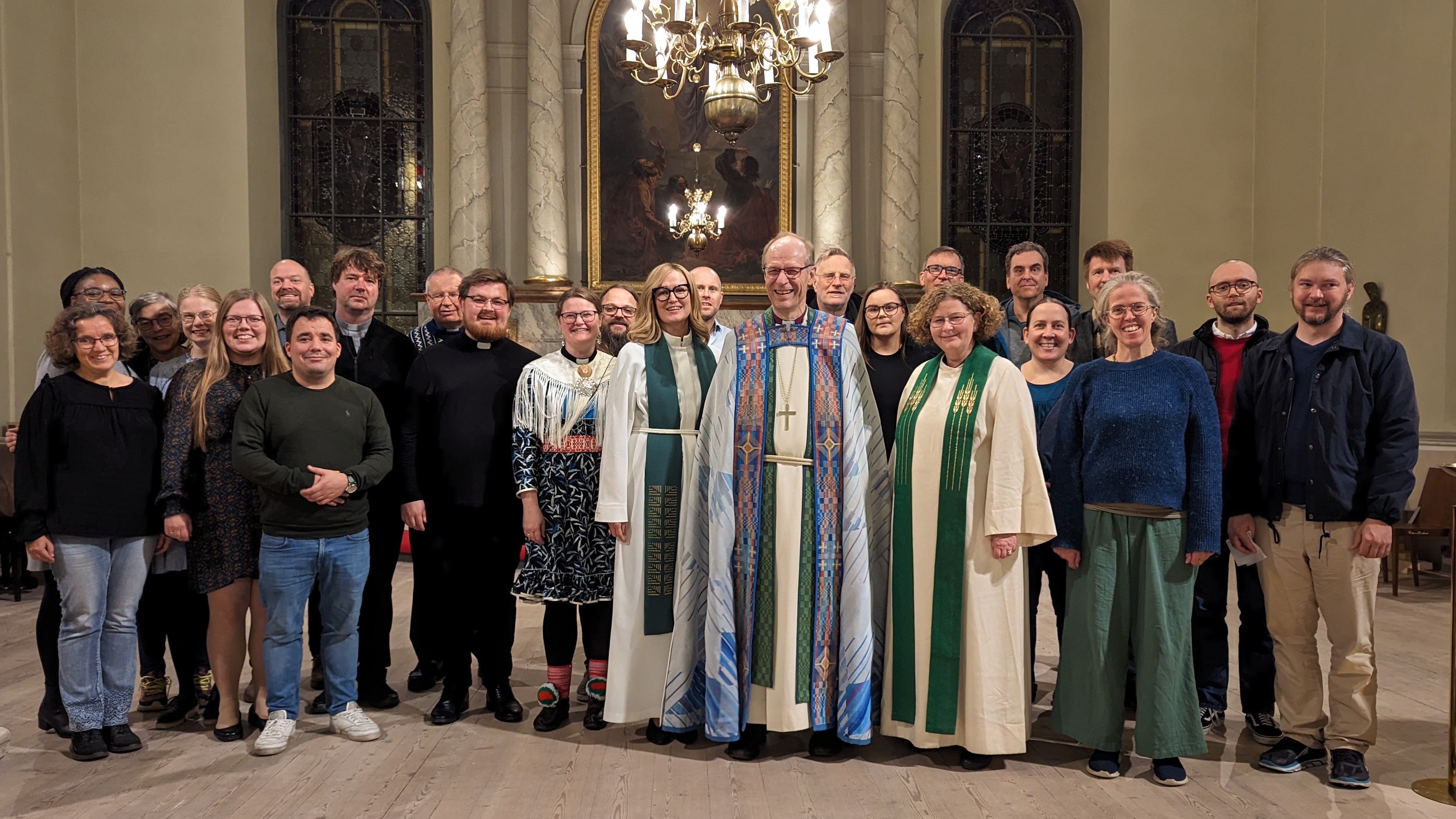 Biskop Olav Øygard, og Domprost i Oulu, Satu Saarinen, sammen med bispedømmeansatte på studietur til Oulu, Finland oktober 2023