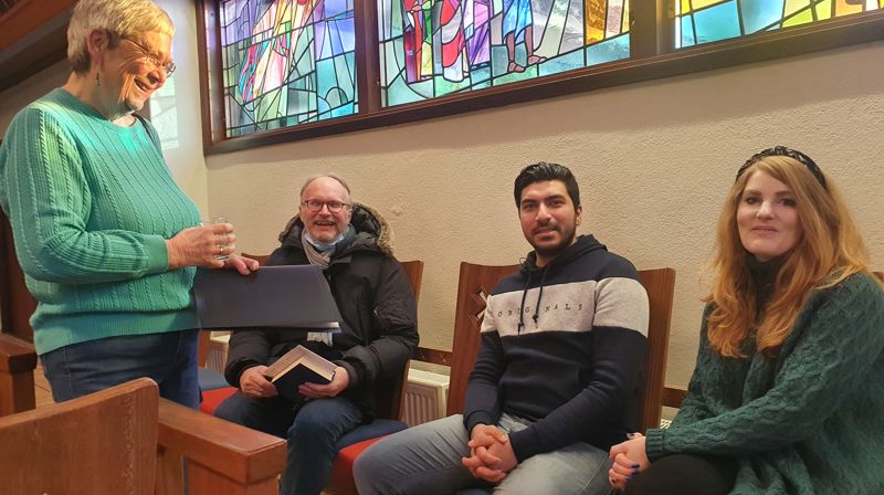 Gudstjeneste: Amir bruker mye tid i Torshov og Lilleborg menighet. Her sammen med Marit Lindheim og Asbjørn Stavenes. Til høyre på bildet Amirs kjæreste Maria Bøgeberg.