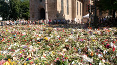 Blomsterhavet utenfor Oslo Domkirke vokste seg stort i dagene etter 22. juli 2011. Foto: Mats Lindh, CC, flickr