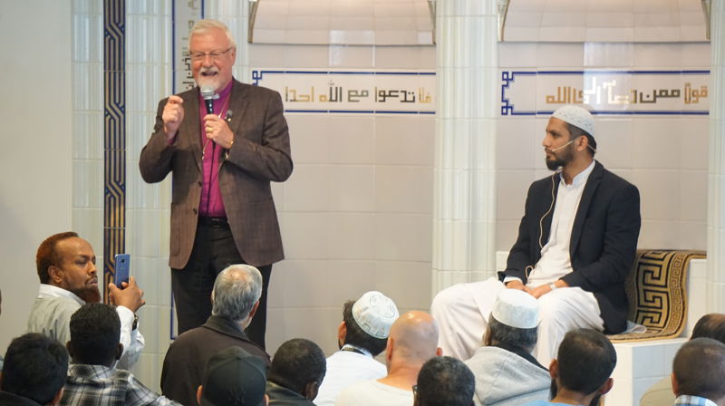 Biskop Kvarme takker muslimene i ICC for godt samarbeid under fredagsbønnen. Til høyre imam Farooq Hammid.