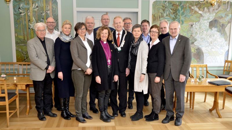 Biskop Kari Veiteberg og varaordfører Ole Kristian Udnes møttes i dag på biskopens første visitasdag i Høvik menighet. Foto: TB