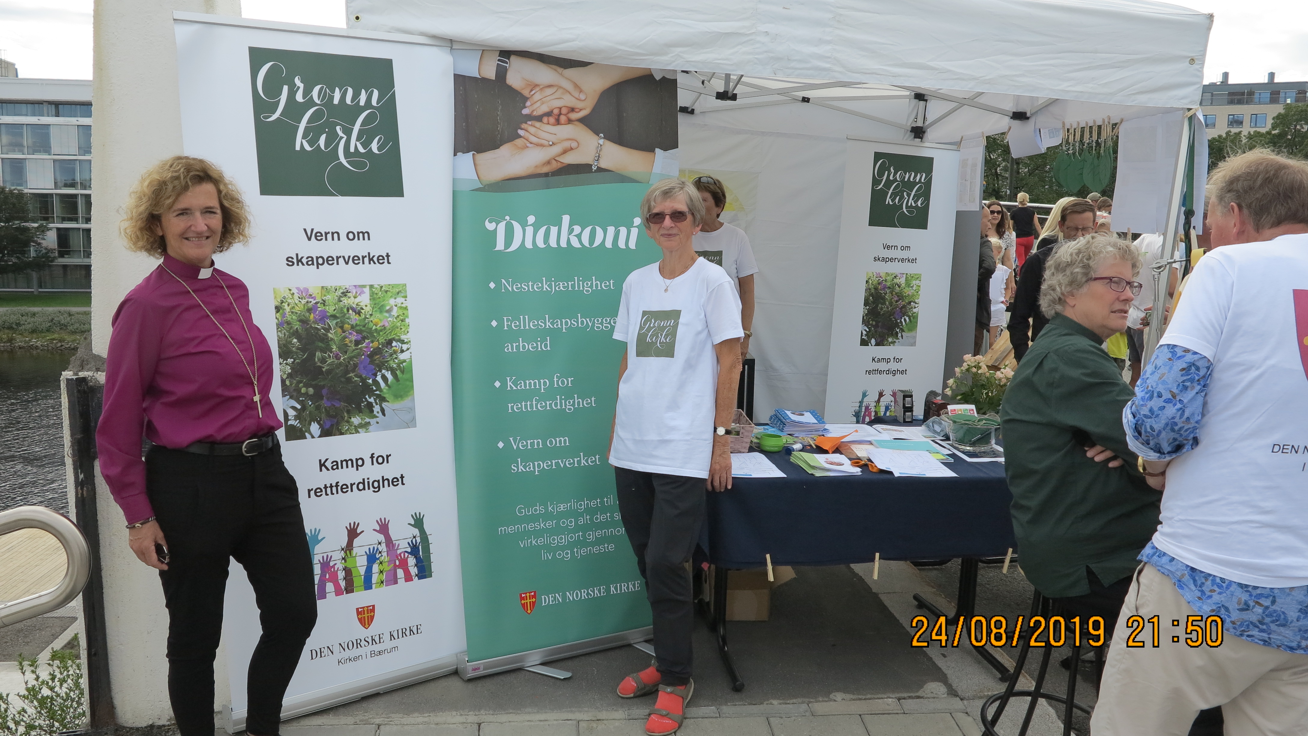 Biskop Kari på stand for Grønn kirke under Sandvika byfest, sammen med Estrid Hessellund. Foto: Jens Kristian Tingvold 