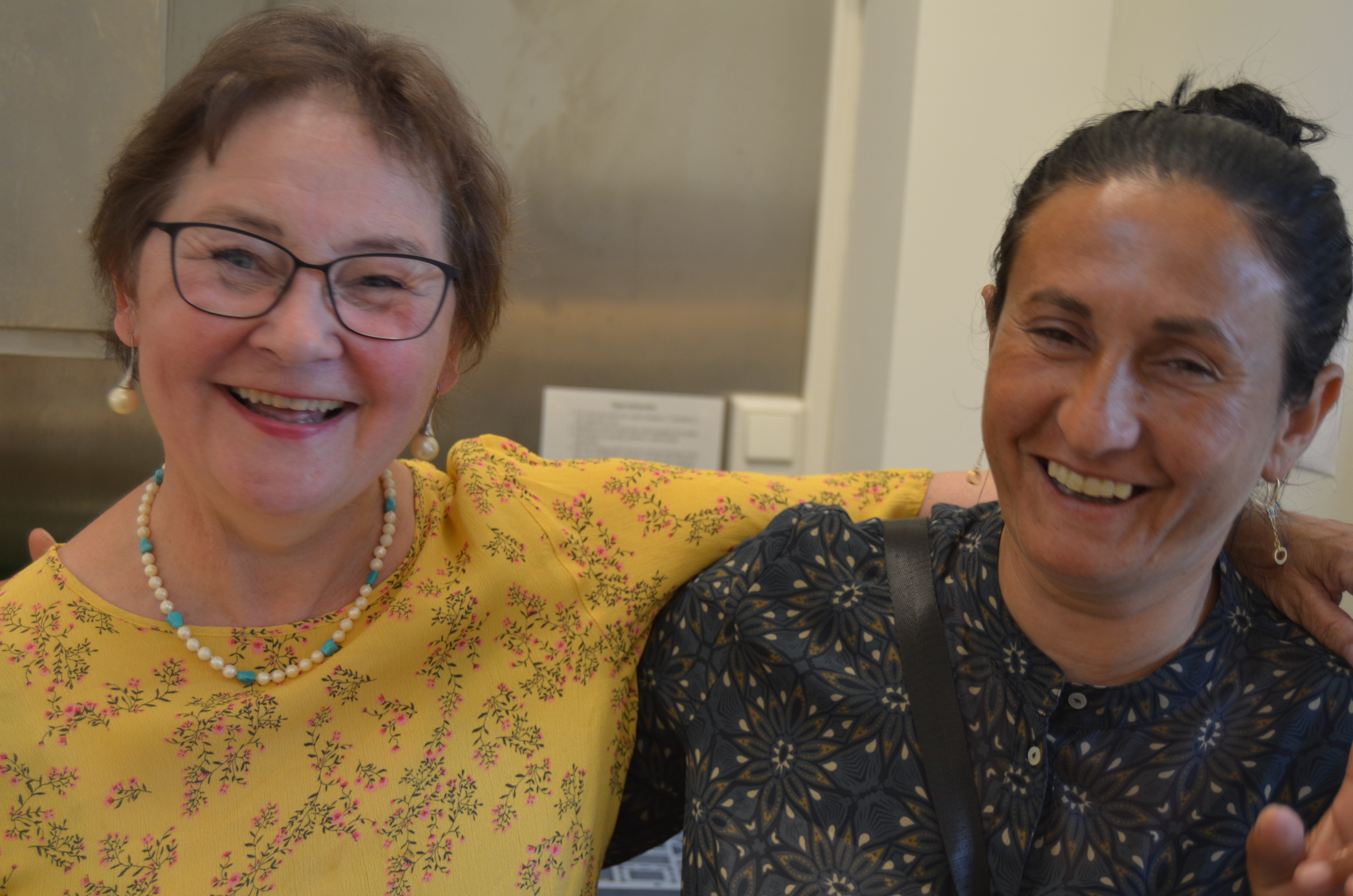 Heidi Vik og Ribana Miclescu fant hverandre igjen i Grønland kirke. Foto: Jorunn Strand Askeland
