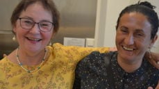 Heidi Vik og Ribana Miclescu fant hverandre igjen i Grønland kirke. Foto: Jorunn Strand Askeland